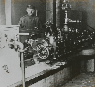874811 Afbeelding van een nieuwe stoommachine van Van Rijn & Co. - De Utrechtsche Stoom Mosterdfabriek (U.S.M.F., ...